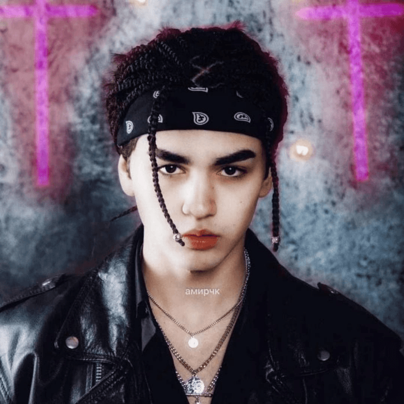 Amirchik — «амирчик»,. Amirchik (амирхан батабаев). Амирчик с белыми волосами певец фото. Амир батабаев певец. Певец из киргизии кудрявый.