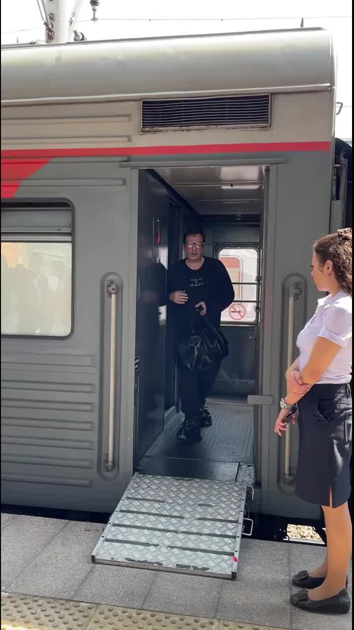 глеб самойлов заехал с командой в санкт-петербург. встреча легенды на вокзале. видео - ольга и катя.