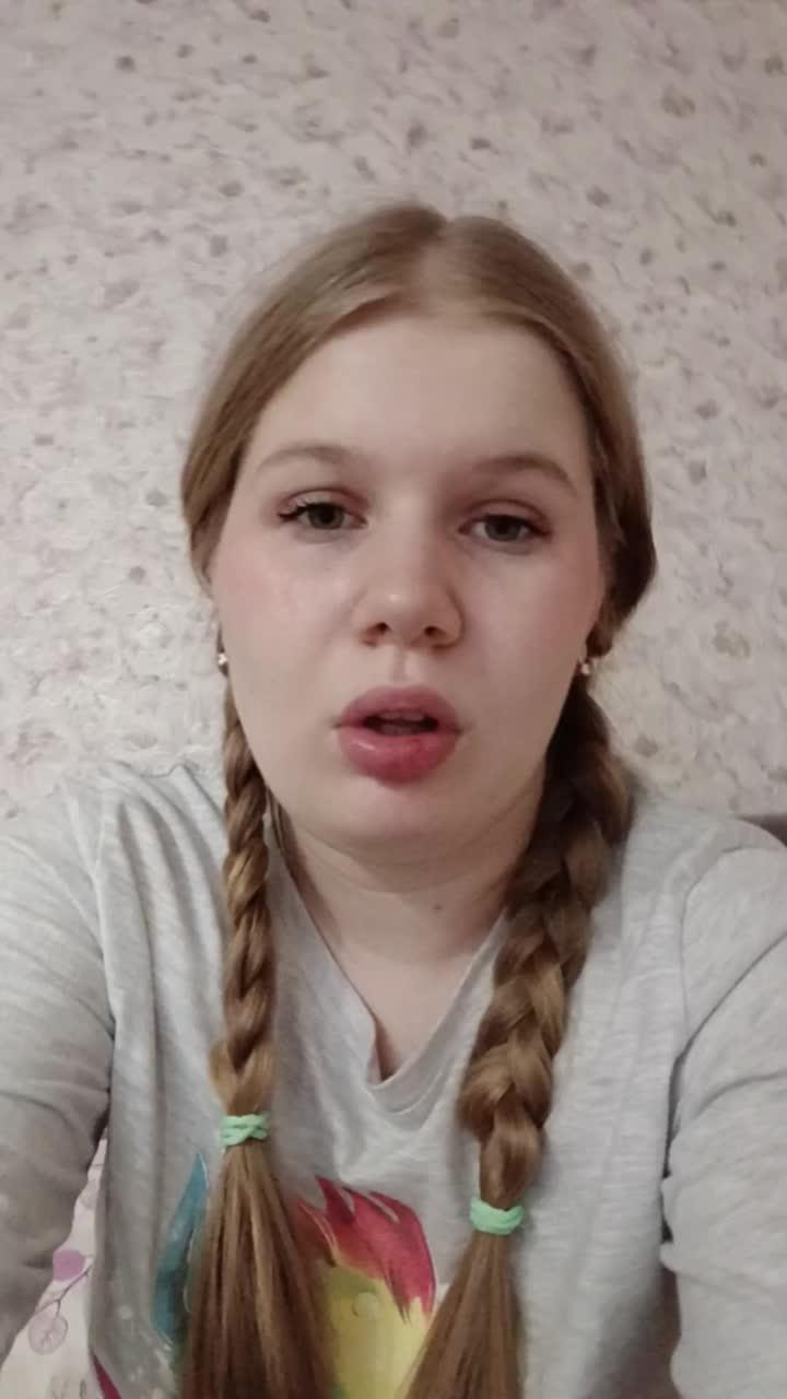 два кусочка пиццы, виноградный чай....