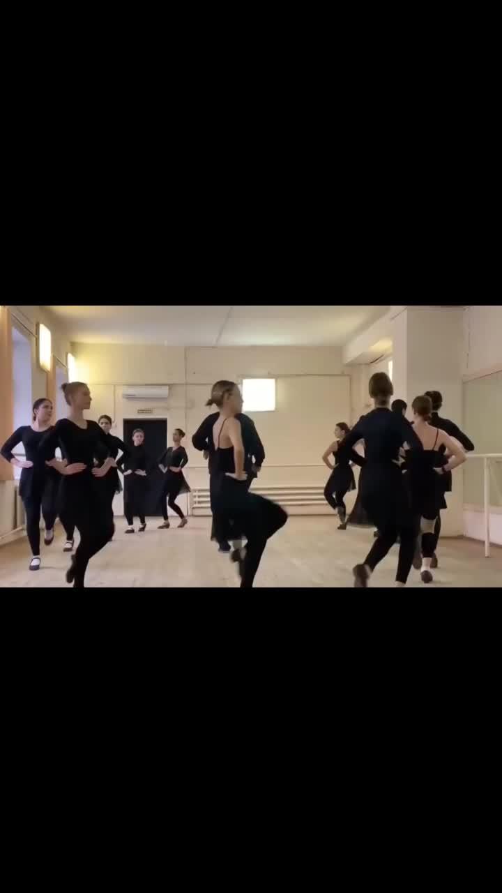 лайки: 448.видео в от пользователя маша (@b0gdanova): «сказ о том как эстрадники/совремещики учатся народный танцевать #колледж #хореографическое #танцы».оригинальный звук - маша.
