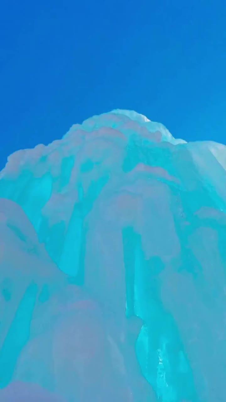 лайки: 295.видео от пользователя 🛸irina (@risha.travels): «🧊ледяной фонтан — одна из главных достопримечательностей национального парка зюраткуль зимнее время. благодаря минеральному составу воды лёд имеет красивый голубой оттенок. лучше всего посещать его конце зимы, когда он набирает максимальную высоту.#природа#путешествия