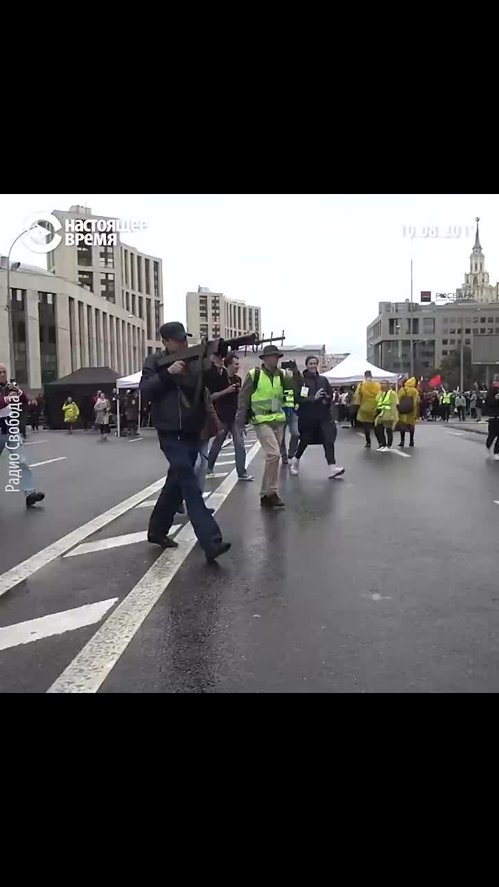 московская полиция захватила дрон во время митинга москве 10 августа. "задержанный" квадрокоптер, возможно, был запущен кем-то из протестующих на проспекте сахарова. видео наших коллег из радио свобода. *** подпишись на настоящее время: наш сайт: настоящее время настоящее время настоящее время