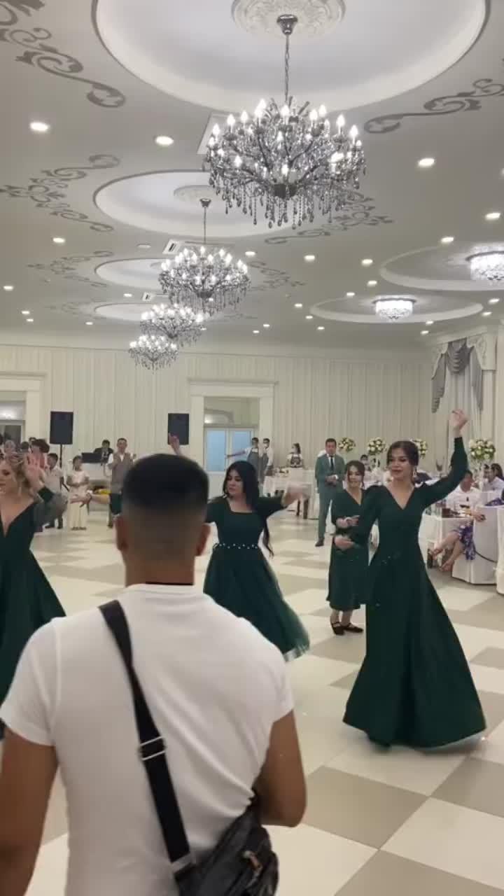 лайки: 105.видео в от пользователя линара🌺 (@ramilevna2097): «грузинский танец ачарули 😍часть 2#грузия #красота #изящность #свадьба #изумруд».оригинальный звук - линара🌺.