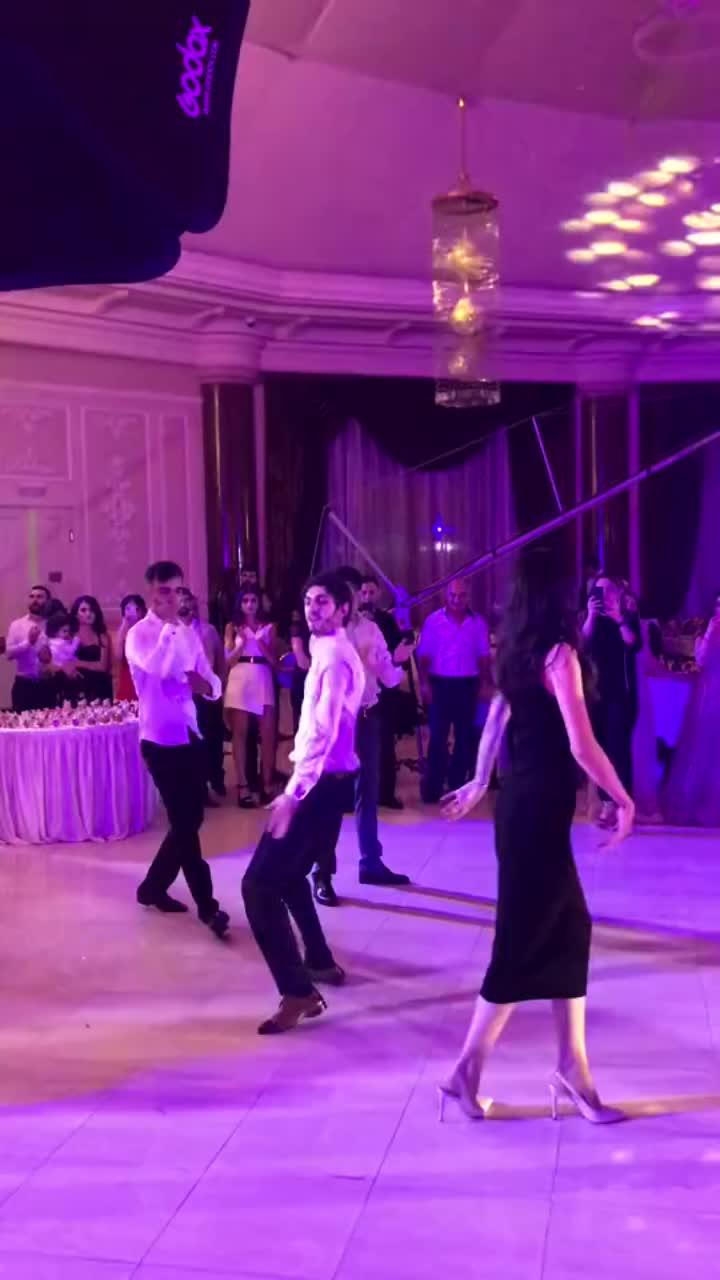 лайки: 128.видео в от пользователя grigory_esayan (@grigory_esayan): «#грузинскийтанец #танец #грузия #свадьба #топ #хочуврек #рекомендации❤️❤️ #рекомендации #танцы».оригинальный звук - grigory_esayan.