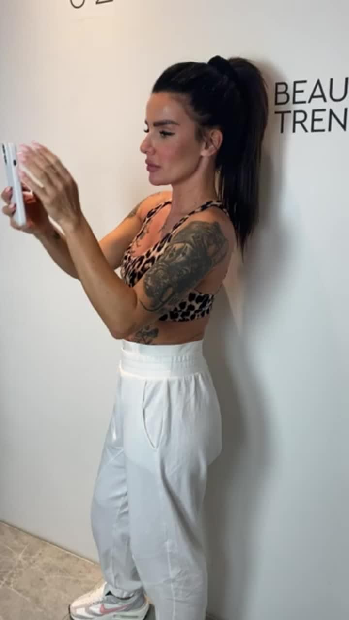 юлия волкова, яркая вокалистка группы "t.a.t.u" недавно решила свести татуировку на плече, которую она носила много лет. для этого она пришла клинику beauty trend, которая является экспертом области аппаратной косметологии. современные технологии позволяют удалить любые татуировки и татуаж, beauty trend применяется пикосекундный лазер picowa