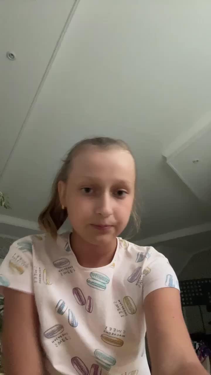 Всем привет!,купила расчёску,духи Клава кока,2 увлажнённые помады!!! В золотом яблоке
