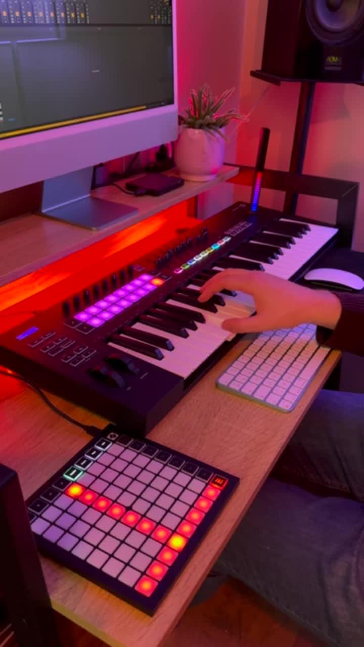 a live looping synth cover of 'maniac' by michael sembello. subscribe if want to see more covers this! my gear: 🎹 novation launchkey 49: 🎵 novation launchpad mini (mk3) 🎛️ ni komplete audio 6: 🖥️ imac m1: 🪩 music rhythm lights: links above are affiliate links - means i receive a percentage of the revenue made from purchasing