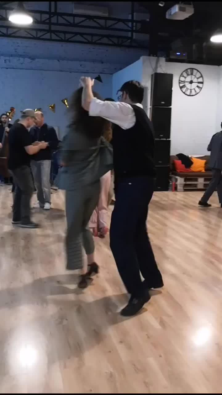 видео от пользователя user477310283219 (@dance_stories): «бальбоа на стиле#dance #swingdance #swingmusic #balboa».оригинальный - user477310283219.