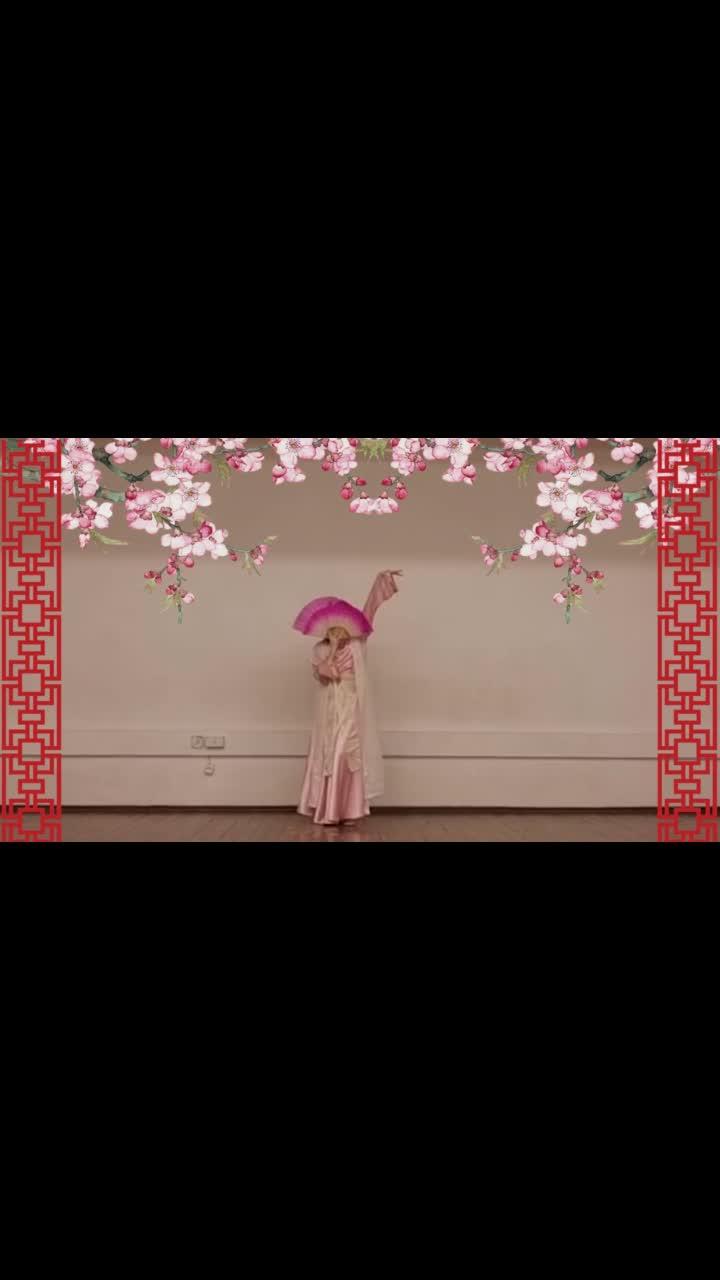 лайки: 649.видео в от пользователя школа 1948 (@sch1948msk): «🌸 традиционный китайский танец с веером «в ожидании цветения мейхуа» в исполнении вероники ✨#школаикитай».оригинальный звук - школа 1948.