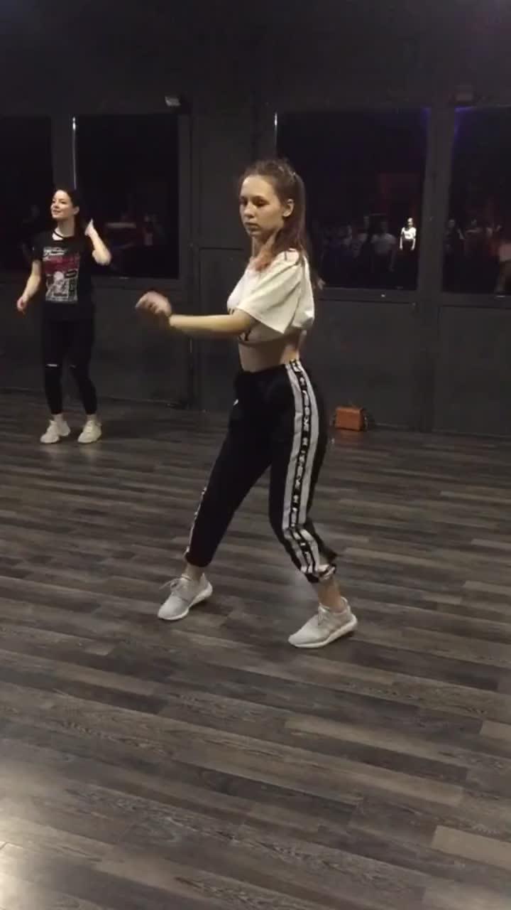 лайки: 18.5k.комментарии: 149.видео в от пользователя anna chayka (@annachayka): «#танец #dance #style #танцы #voguedance #vogue #вог #дроп #дроп».оригинальный звук - anna chayka.