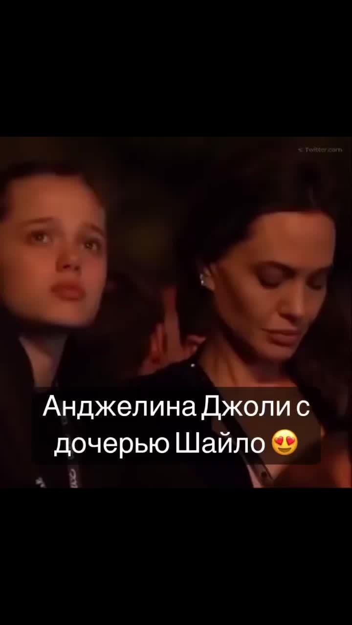 реакция обеих на пенсию i wanna be your slave бесценна 😍