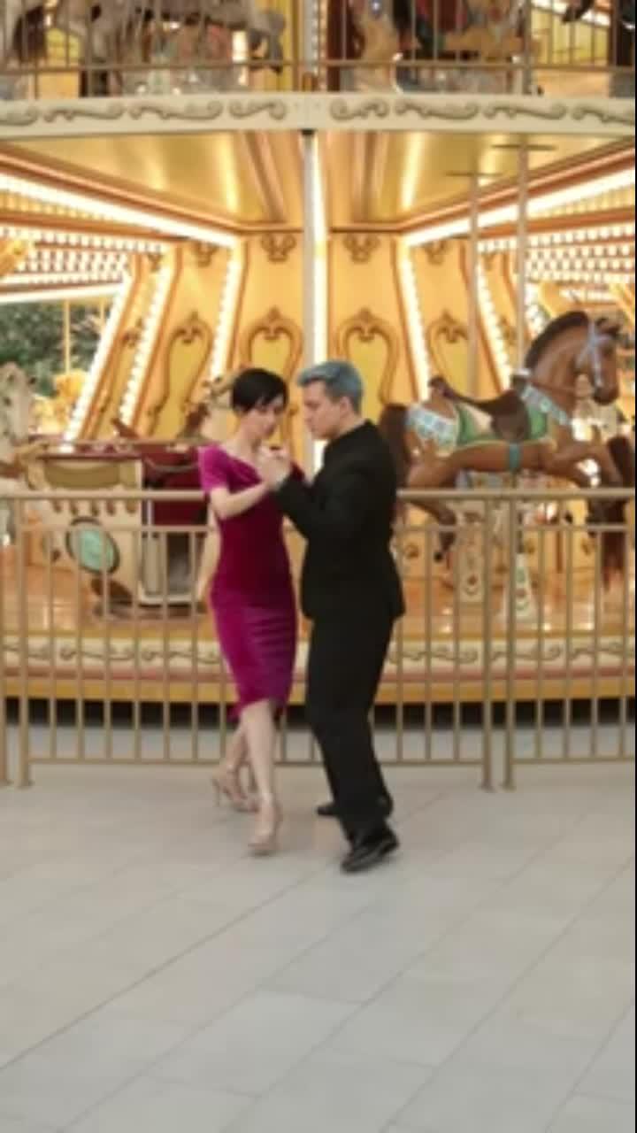 танго кружит голову как в детстве карусель… tango makes the world go roundwe go round and round like a carousel… ______________ юрий штыкин и ксения чичаева, преподаватели школы танго elcentro платье: milpasos_official музыка: tango de roxanne, octover #танго #tango #урокитанго #tangoclass #подарочныйсертификат #тангоцветнойбульвар #tangoarge