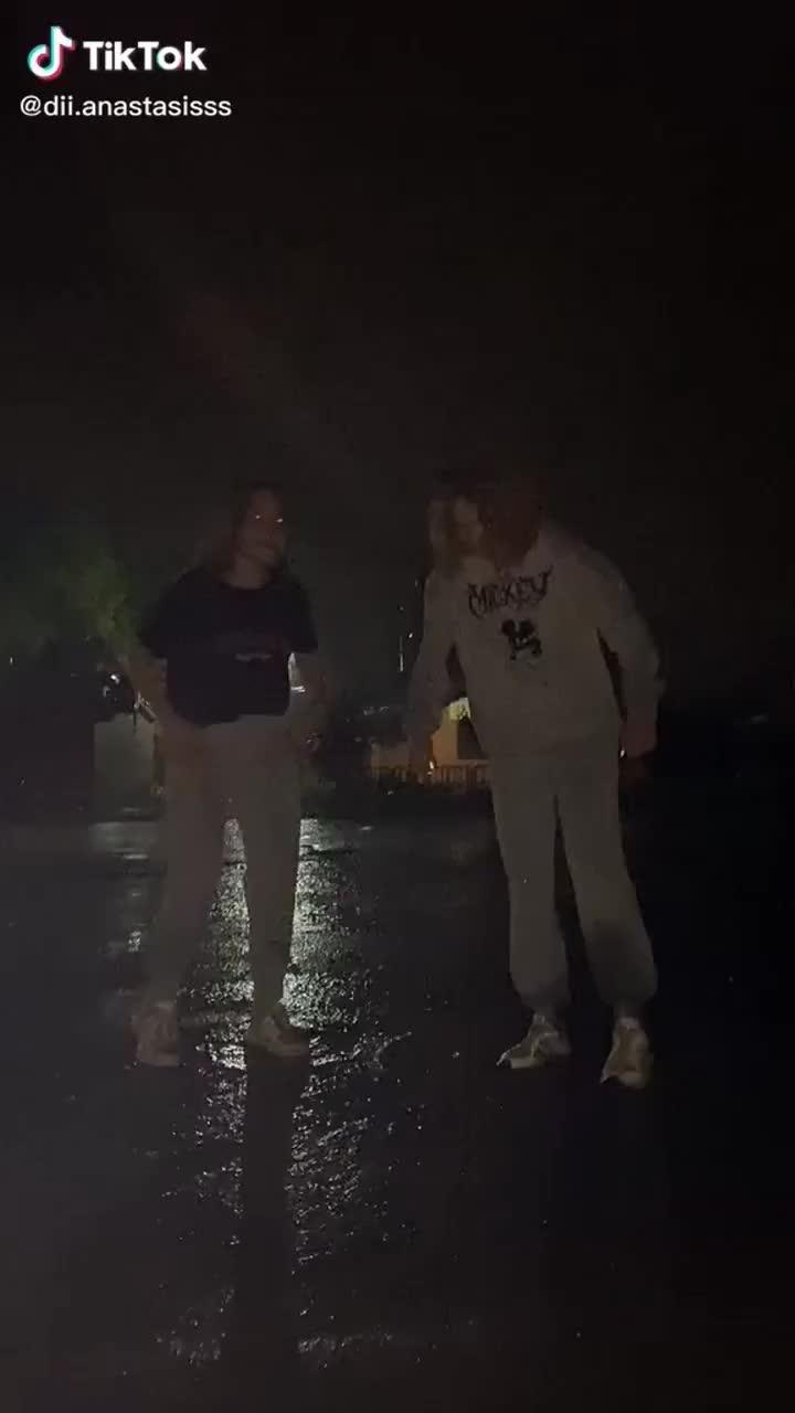 Мокрая девочка танцует