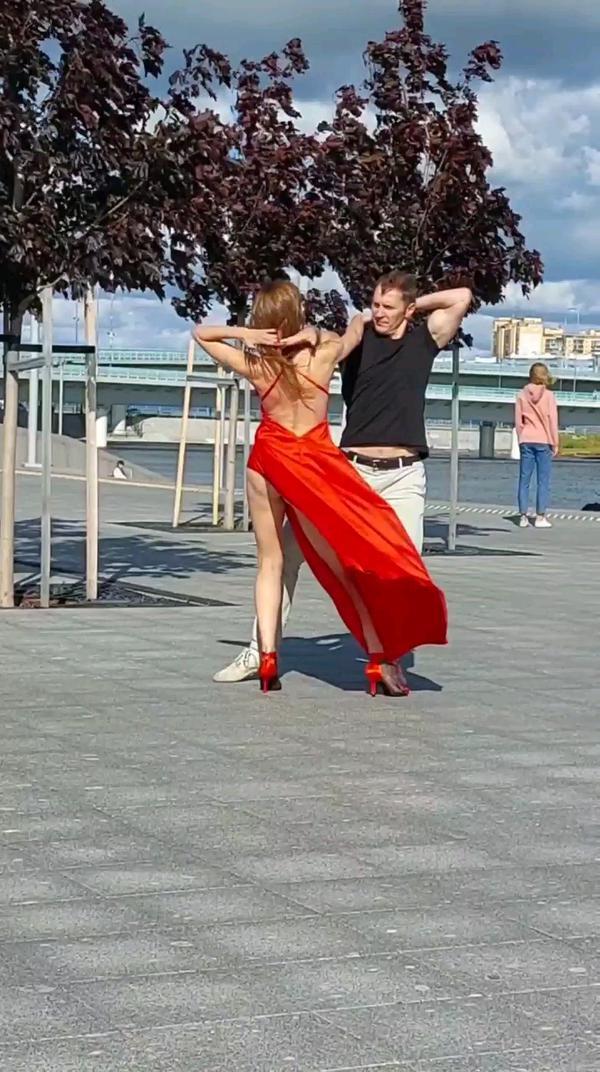 Девушка в красном танцует либертанго