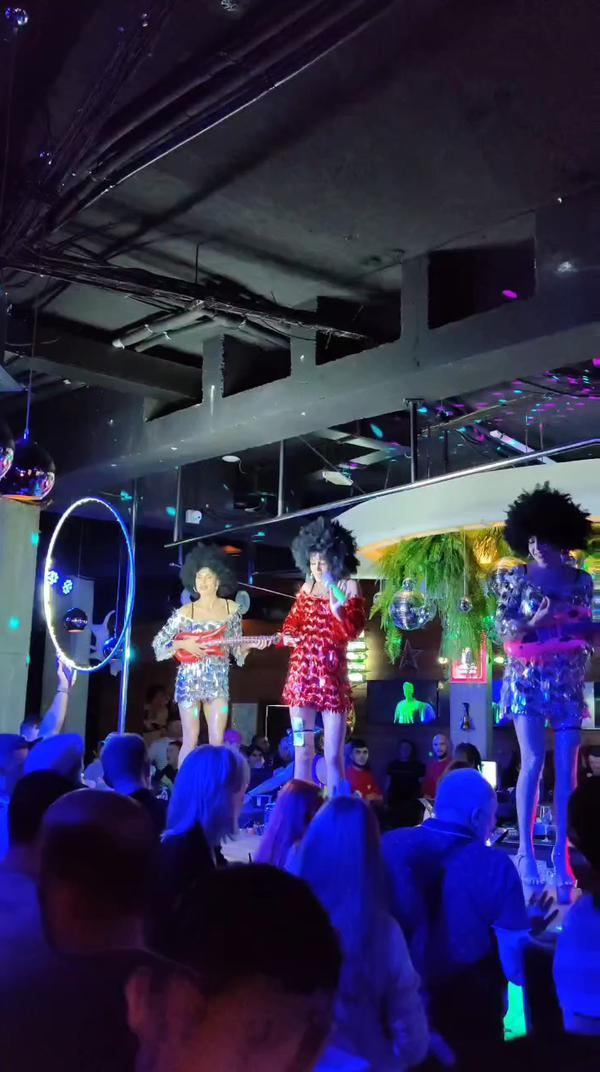 Диско танцы на баре
#девушкитанцуют  #девушкикрасотки #диско #LongTrainRunnin