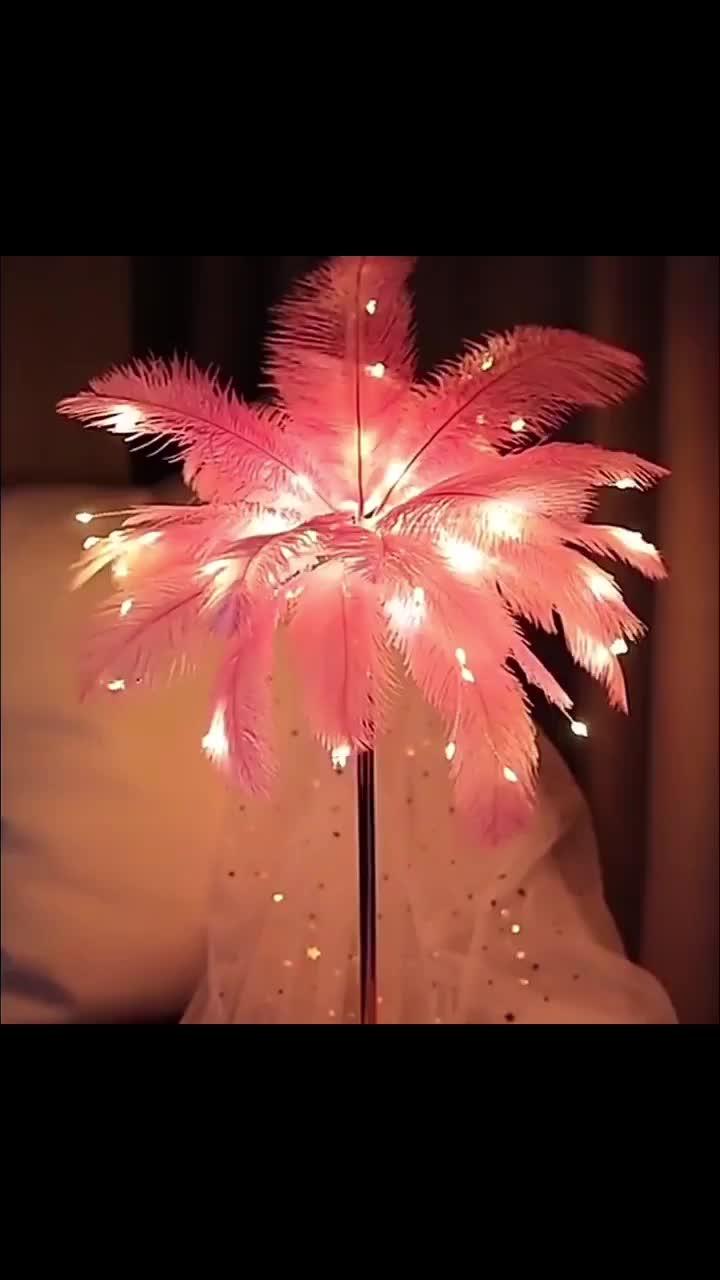 Настольная лампа с перьями