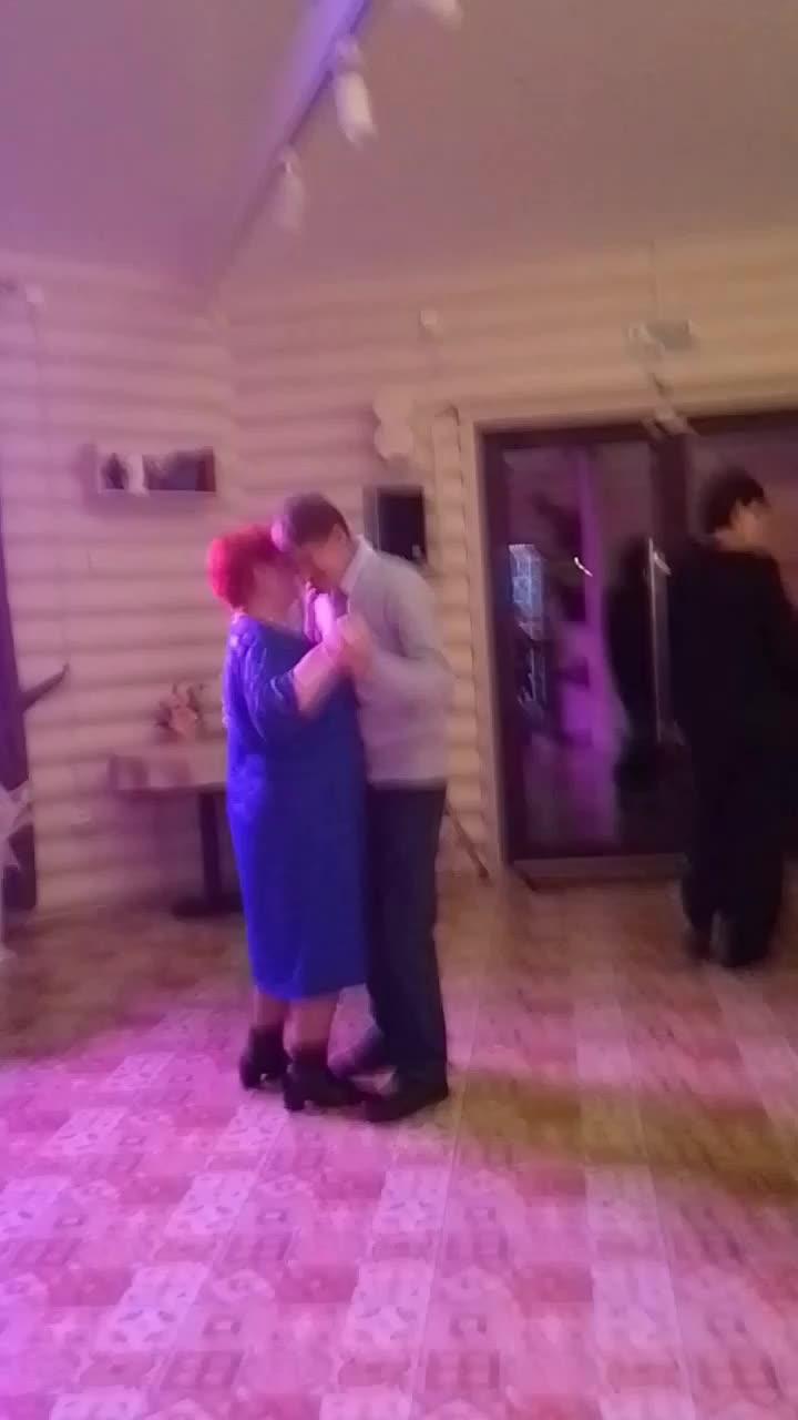 дедушка и бабушка танцуют вместе.😍Кто любит дедушку и бабушку лайк не забудь пожалуйста поставить🤪