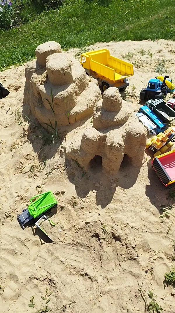 сын построил из песка 
#сына#песок#постойка