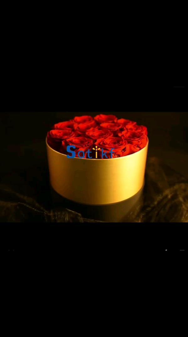 Круглая бумажная коробка с цветами