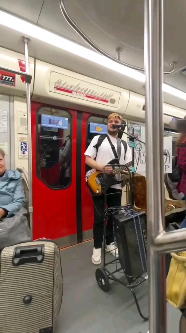 Весело в метро и песни подходящие❤️

©Подслушано метро Питера