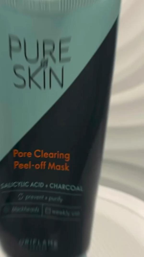 Очищающая маска-плёнка с углём Pure Skin
 
Очищающая и отшелушивающая маска, которая открывает закупоренные поры и сужает их