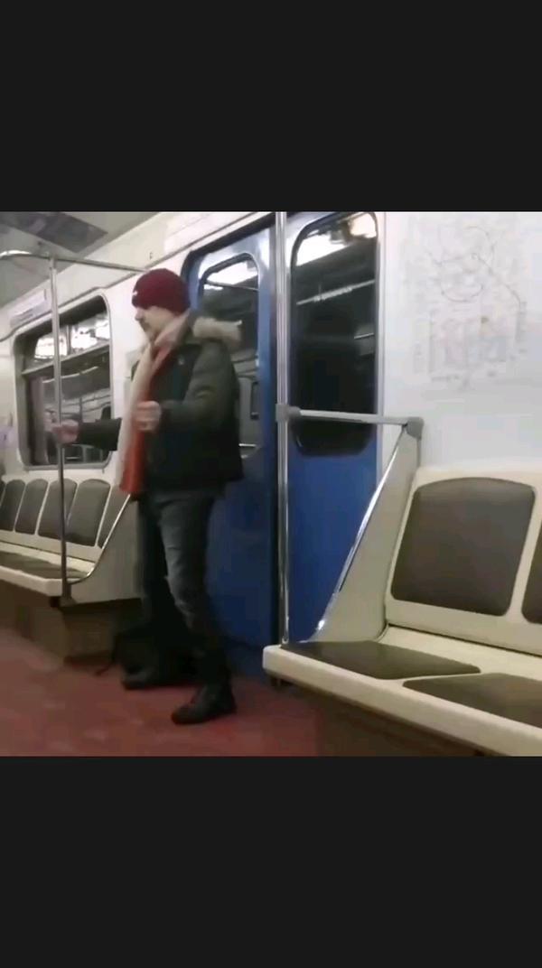 Русский Доктор Стрэндж замечен в метро

Ист. Подслушано метро Питера