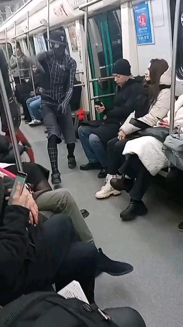 Человек Паук и его Дублер вдали от дома 
Источник: подслушано метро