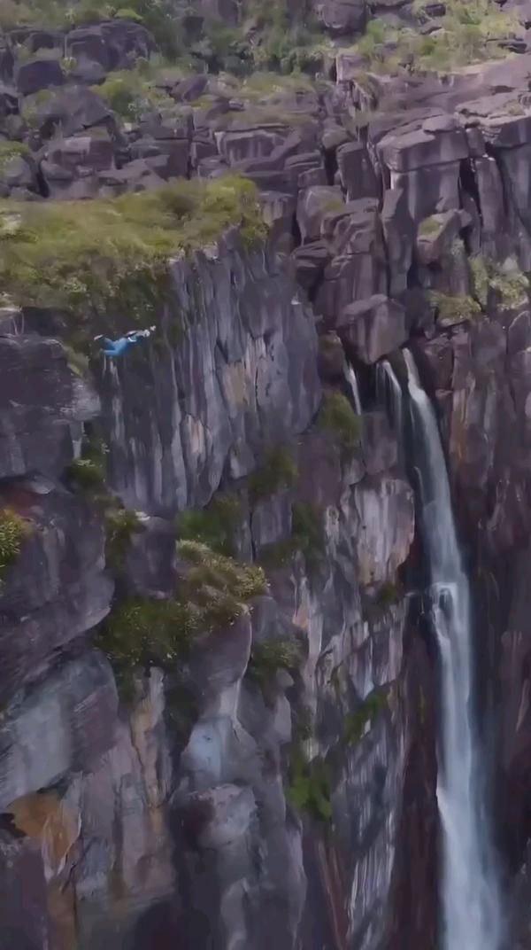 Захватывающий прыжок с водопада Анхель #прыгнул #прыжок #марафонконтента #водопад