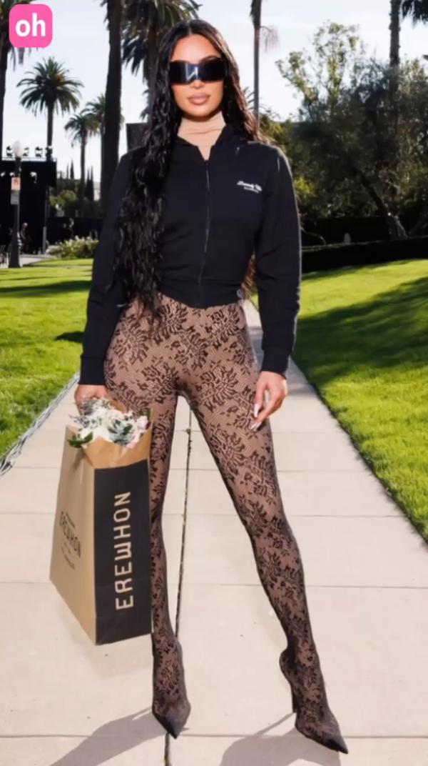 Ким Кардашьян забыла надеть юбку и отправилась на модное шоу в прозрачных колготках